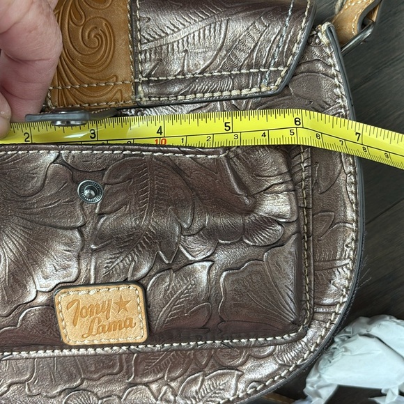 Tony Lama Saddle Bag/Crossbody,Bronze Floral Tooled,snap close,cell phone pocket - Picture 13 of 14